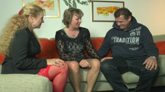 German Homemade: Blonde deutsche milfs teilen schwanz im amateur-dreier