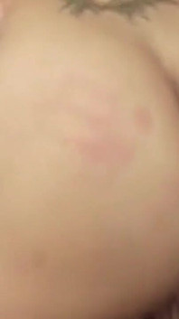Brunetă matură face sex oral adânc în gât, pulsând pula în timp ce își fute cu degetul pizda care picură