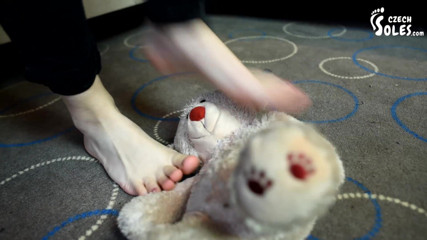 Czech Soles - foot fetish content: Pé e pisando no urso de pelúcia impotente