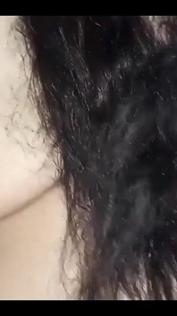 德西印度哥展示她美丽性感的大胸部和毛茸茸的腋窝