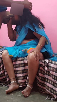 Ibu tiri di kampung telah mengangkat sareenya sehingga lututnya dan saya bersembunyi dan saya berkongkek dengannya.