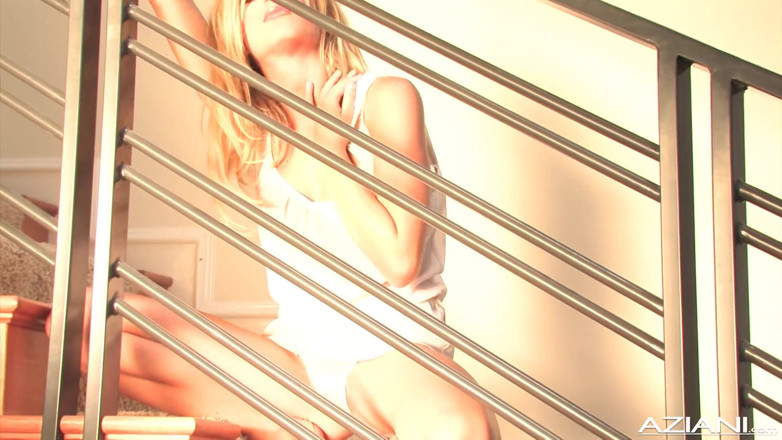 Aziani: जूलिया सीढ़ियों पर गंदा डांस करती है