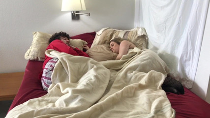 Erin Electra: Une Belle-mère Partage Son Lit Avec Son Beau-fils Excité