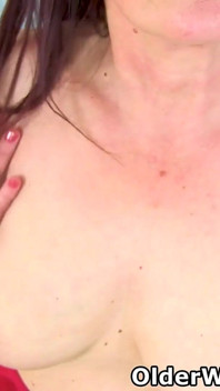 Dobrze zaokrąglone MILF Beau Diamonds Z Wielkiej Brytanii wygląda tak gorąco w czarnych pończochach i wysokich obcasach