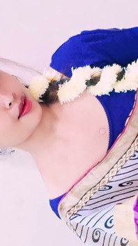 Krásná čistá tvář Desi Dívka v modré haleně Sexy svůdný pohled