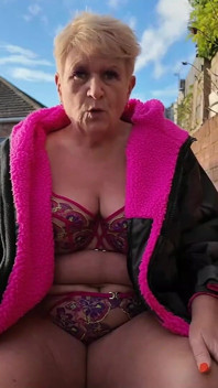 UK Joolz - cewek inggris dengan mantel dan celana dalam seksi lagi asik muasin memeknya di luar ruangan