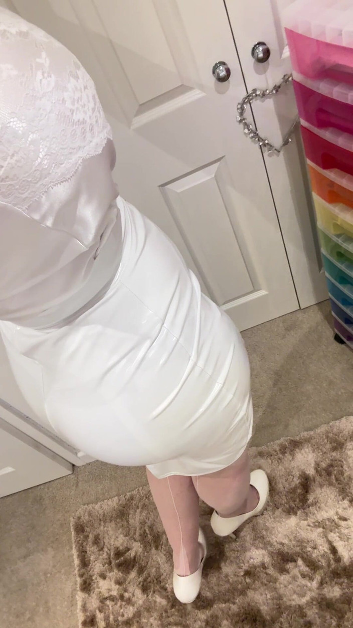 Sophie James: Weißer satin, weiße strümpfe, weiße pvc, weiße absätze, göttin