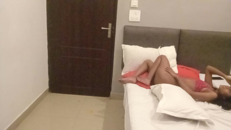 Indian college girls sex: 一对性感的印度夫妇大学后的真实业余家庭色情