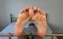 Little Lewd Luna: Oskyldiga asiatiska fötter leker med en dildo för första gången!