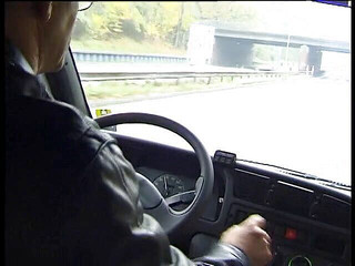 Lucky Cooch: 金发宝贝在三人行中在车里被干