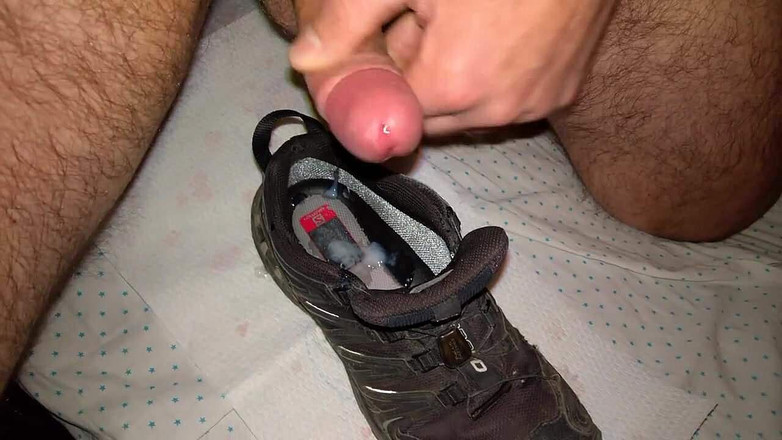 Cicci77: Masturbation fétiche avec éjaculation dans une chaussure puante !