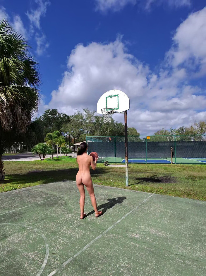 Sweet Buttocks: Nichts als Haut und hoops