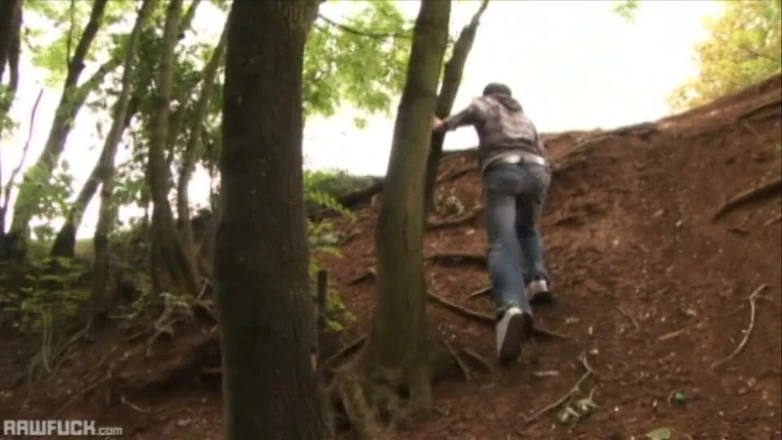 Raw Fuck: 발정난 트윈크를 위한 몰래 자위