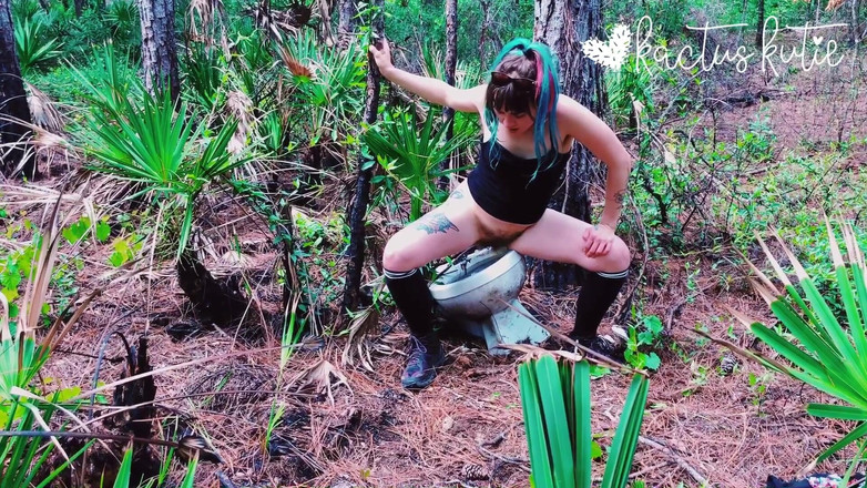 kactus kutie: Kencing di tandas di dalam hutan