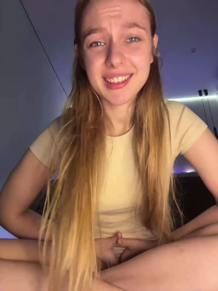 JuiceLussie: Sexy Amateur Masturbating Tight Pussy