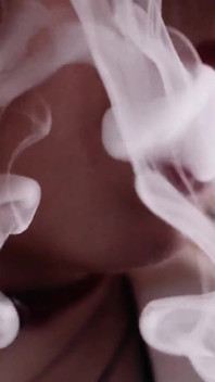 Fétiche du tabagisme : vidéo sexy en solo de la milf blonde sexy Arya Grander Glaminatrix, gros plan sur les lèvres rouges