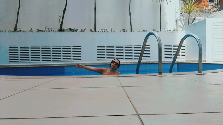 Raquel Cardoso Da Rosa: Entspannung am Pool zu hause