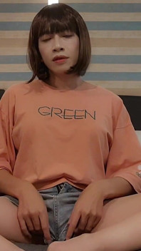 Shemale Ting Xuan Masturbates in Hotel.