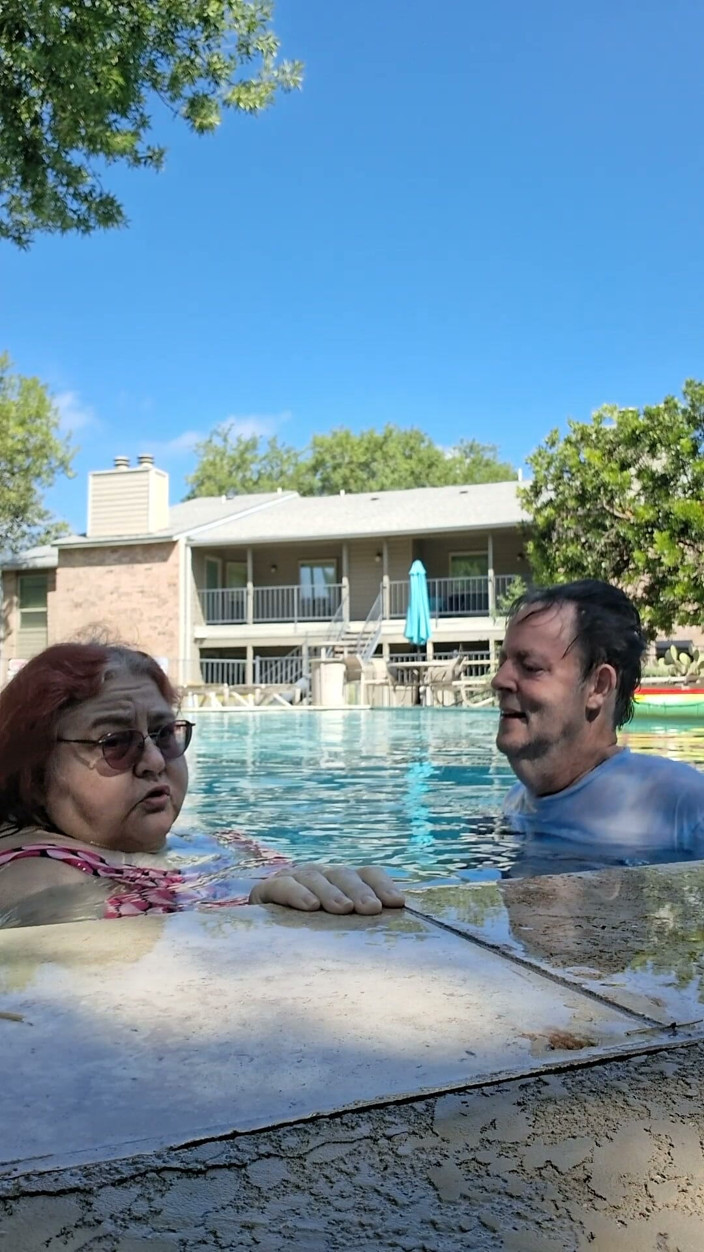 BBW nurse Vicki adventures with friends: Pasangan semok ini suka banget ciuman di kolam renang!