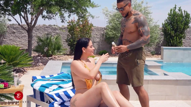 Pornstar Eddiejaye: Eddie the Pool Guy Receives a Wet Tip From Rich...