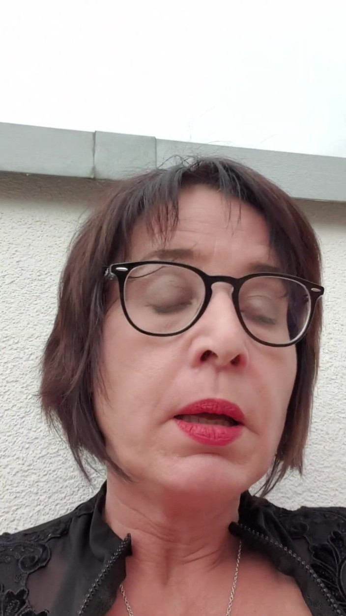JulieEroticDress: 1,9 litra tryska i intensywny milf oragsm