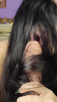 Masturbación con el pelo de la diosa bimbo con olor a labios