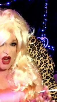 Ho avuto una richiesta speciale per una bimbo bionda che fuma e l'ho consegnata!