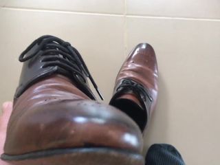 Manly foot: जूता सूँघने का पीओवी - इतालवी चमड़े की पोशाक के जूते इतनी अच्छी गहरी सांस लेने से सूंघते हैं - manlyfoot
