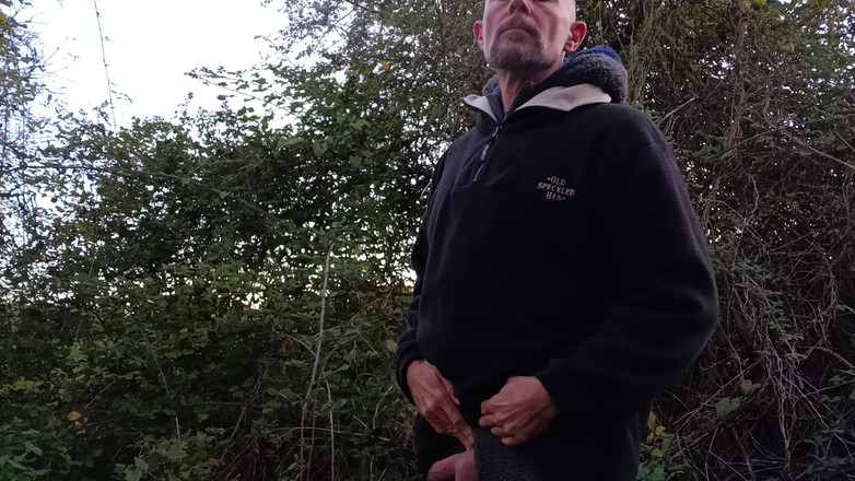 Rockardglans: Gemendo squirting sborrata sega nei boschi indossando Onesie