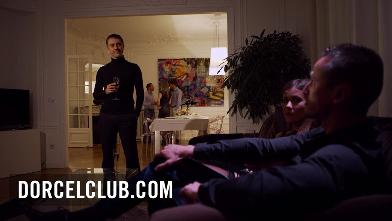 Dorcel Club: Eş değiştirme yemeğinde masanın altında sürpriz