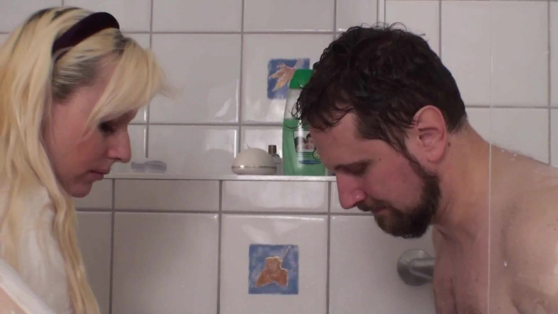 Femdom Austria: La schiava che mangia i capelli rasati