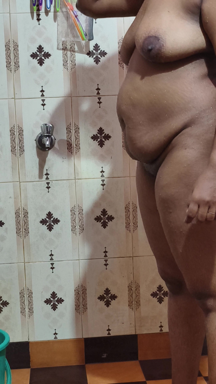 Realmallucouplevlog: Gadis india asal mallu lagi asik mandi dan pengen dientot...