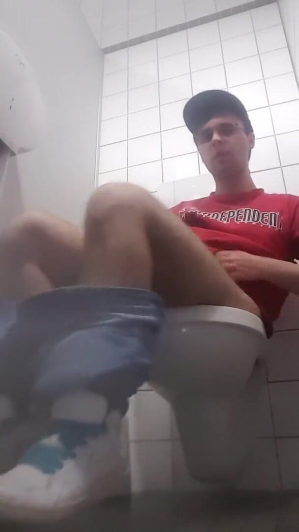 Dennis: Hardcore masturbatie in het toilet en werd bijna betrapt