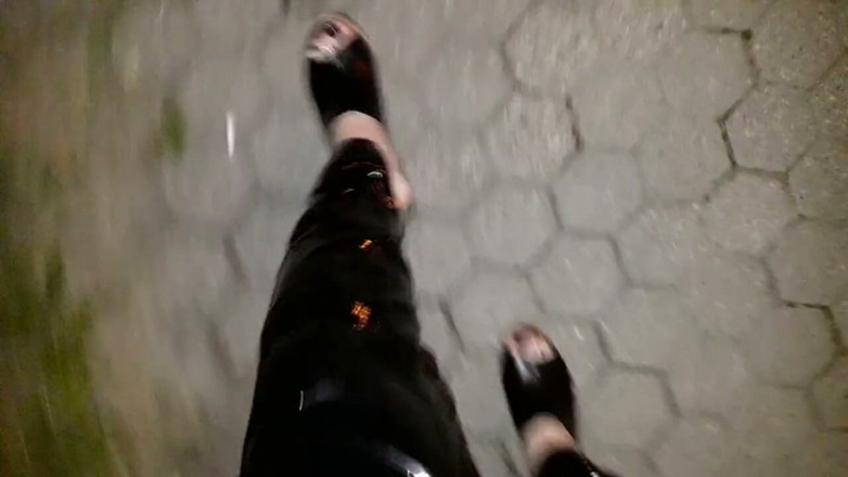 Heelex: Travesti sexy à la recherche d’aventure sur une promenade nocturne