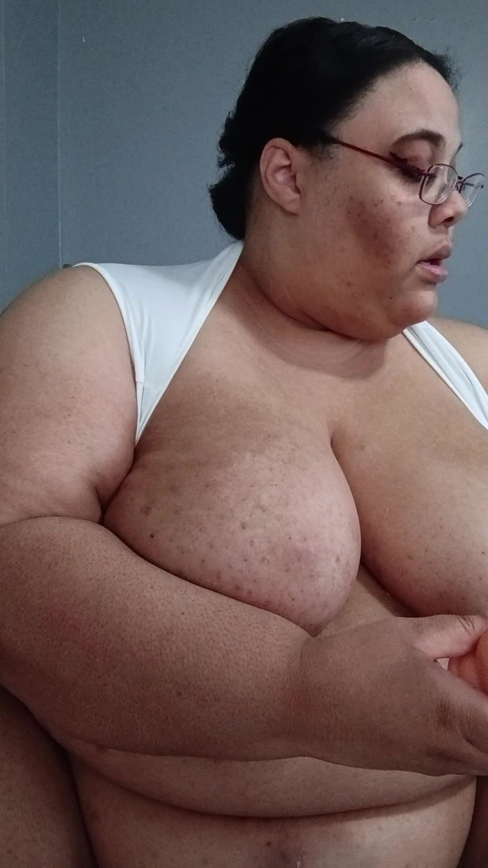 Jessica pigslut: Aku lagi asik ngentot memekku pakai tank top warna putih
