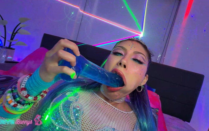 Rave Bunnys: Penelope Woods předvádí svůj anální kolík a dostane creampie do...