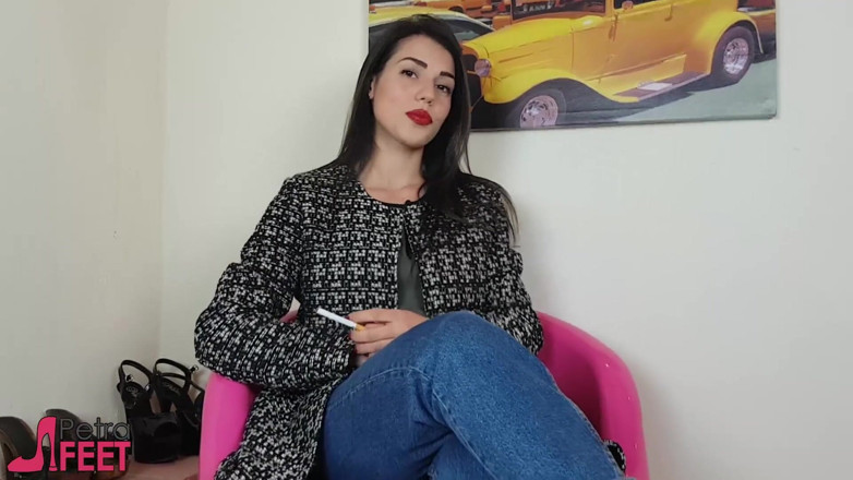 Smokin Fetish: Italian beauty loves smoking cigars