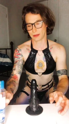 Sissy Tessa Rivers juega su culo y se corre en la solicitud de su amante de la cara