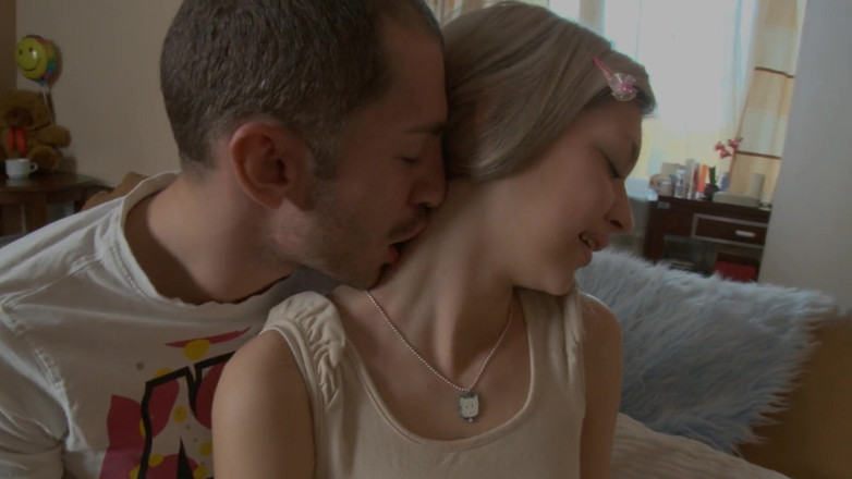 Adult Deluxe: Bystig blondin skedas på soffan