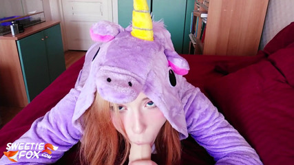 Sweetie Fox: Remaja comel dalam sut unicorn menjolok pepek dengan mainan seks