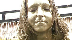 Fetish Islands: Skutečné zlaté tělo namalované sochu teenagerky