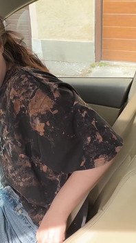 Seluar jeans terdesak sebenar membasahi dan memancut mani di dalam kereta saya