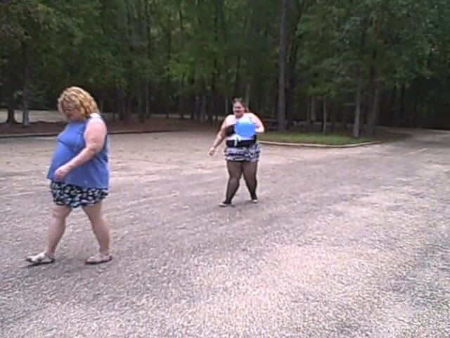 BBW nurse Vicki adventures with friends: BBW-mädels spielen volleyball mit ballons