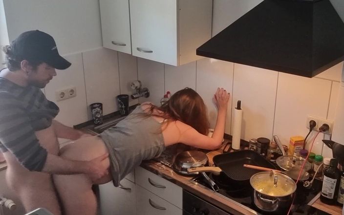 VioletaSecrets: 18歳のティーンの義理の妹が、すべてが家にいない間にキッチンで犯されました