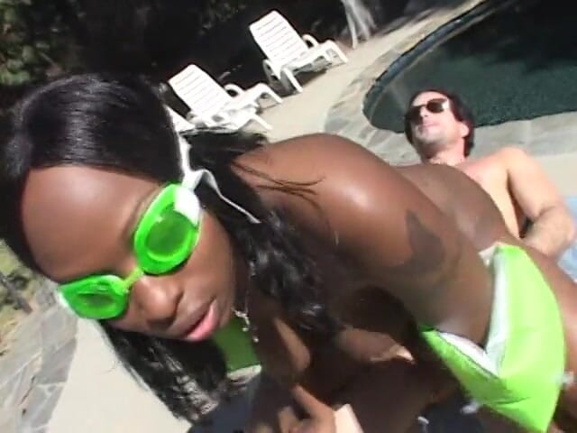 Blacks on Whites: Negresa cu țâțe lăsate are parte de o pulă lângă piscină