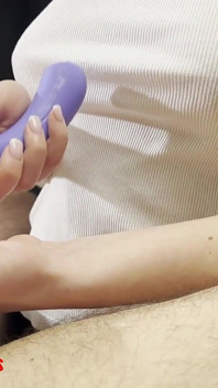 Cô ấy mang cuckold đến cực khoái ngay cả trong lồng trinh tiết