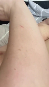 Bbwbootyfuベッドに横たわって私のおっぱいを絞って12インチdidloを吸う