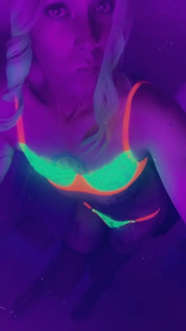 CarmenMelatonin: Sexy feestmeisje wil neuken