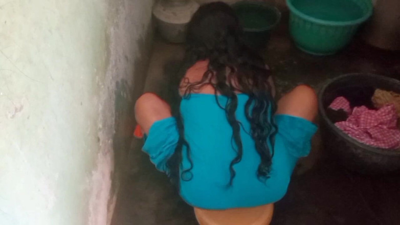 Priyanka314: Tamilská tetička se koupe porno video na vesnici