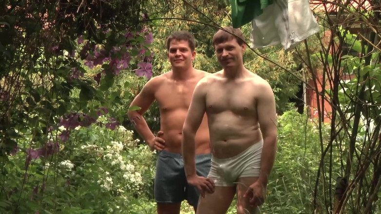 Erotic Planet Studio: En kvinna två killar - slampa blir spottad och täckt i...